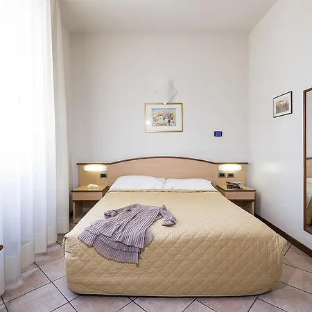 Xx Settembre מלון דירות אלבה